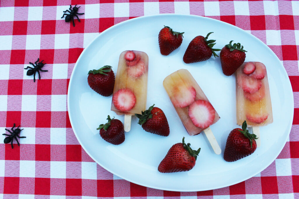 msg 4 21+: How delicious do these strawberry mango sangria popsicles look? I can't wait to try these, they're the perfect summer cocktail recipe! #Arbormist #StartSummer #ad
