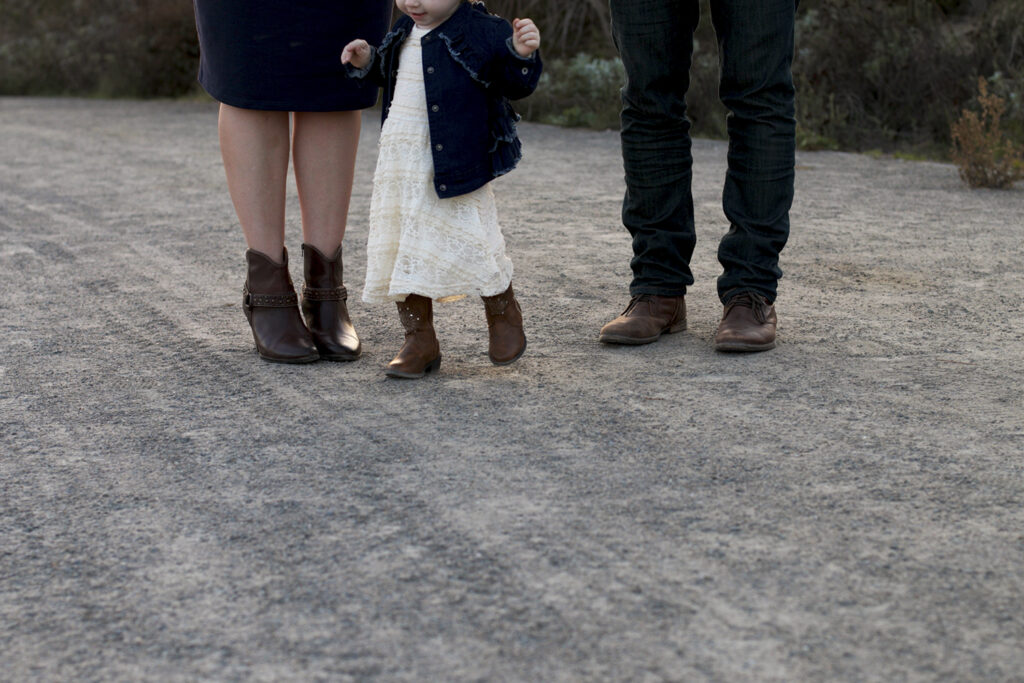 Wondering what to wear in family photos? This country family photo session is filled with plaid, denim and cowboy boots.....perfect for a fun family photo shoot!