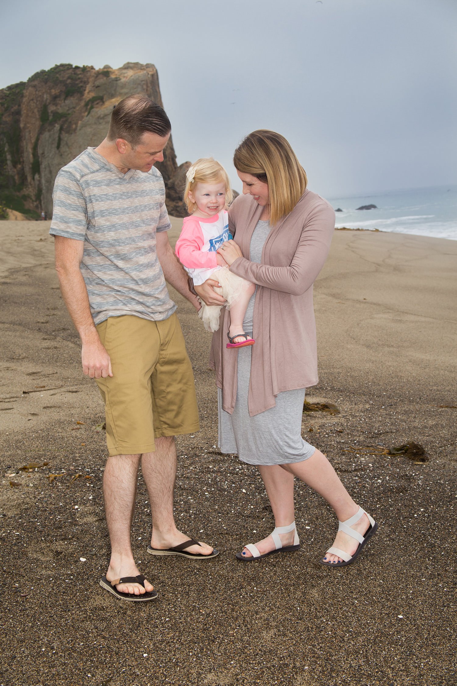 Want to know what to wear in family photos? These family pictures at the beach are great family photo inspiration!