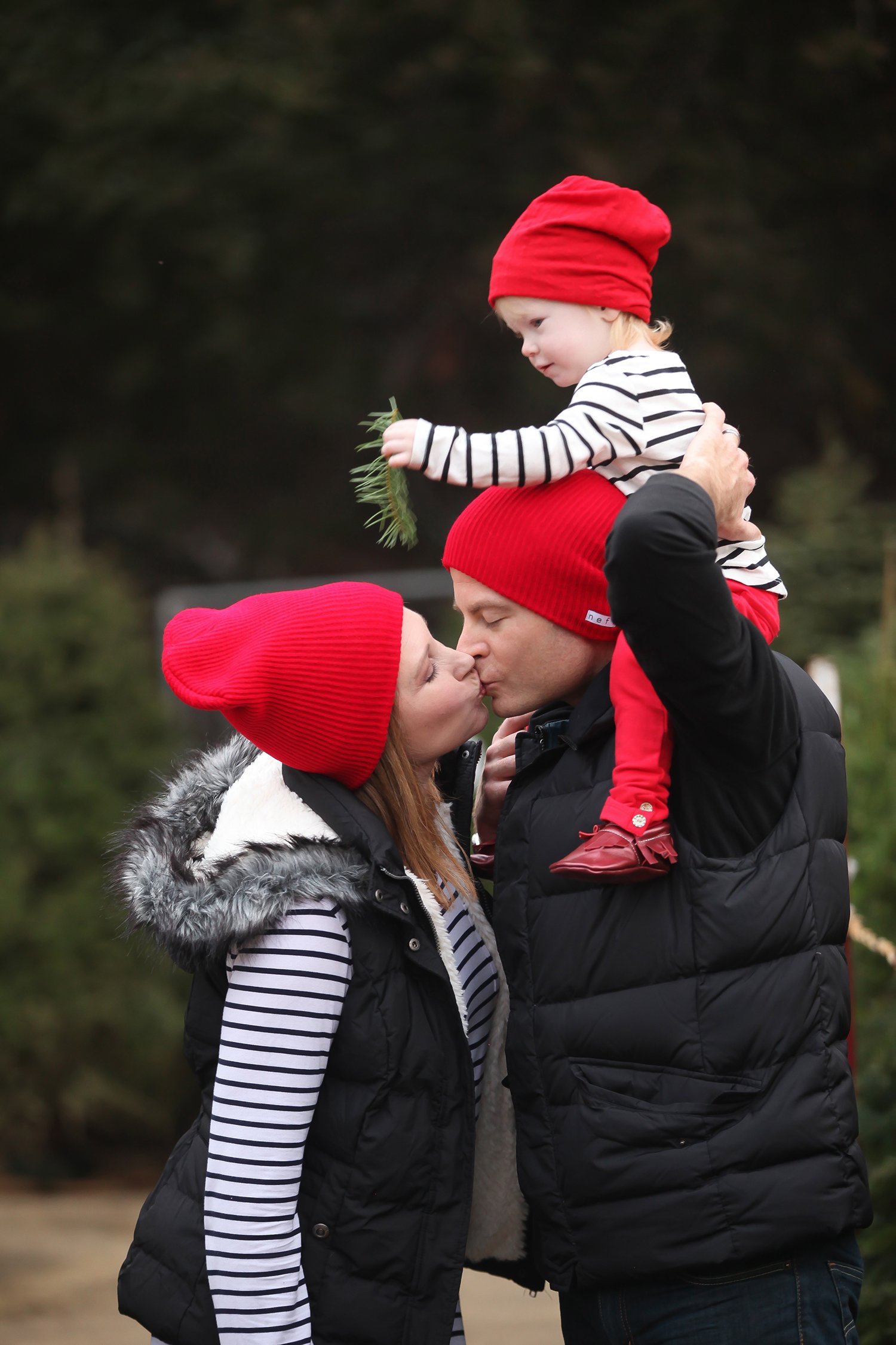 Looking for Easy Family Christmas Pictures Outfits ideas? I love the red accents in this family outfit!