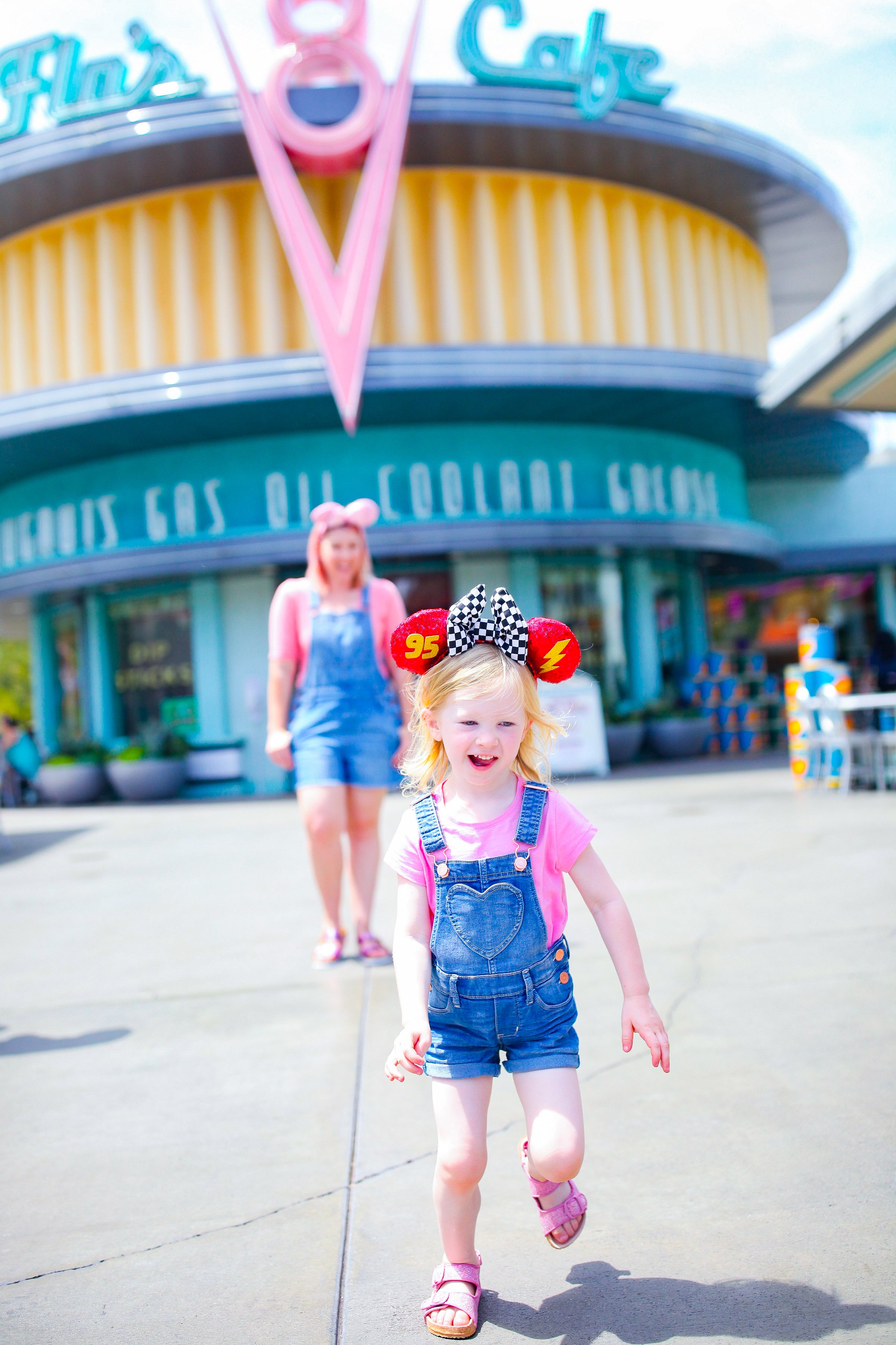 Looking for Disneyland outfits for hot summer days? This mommy and me outfit is PERFECT and look at those Millenial Pink ears! 