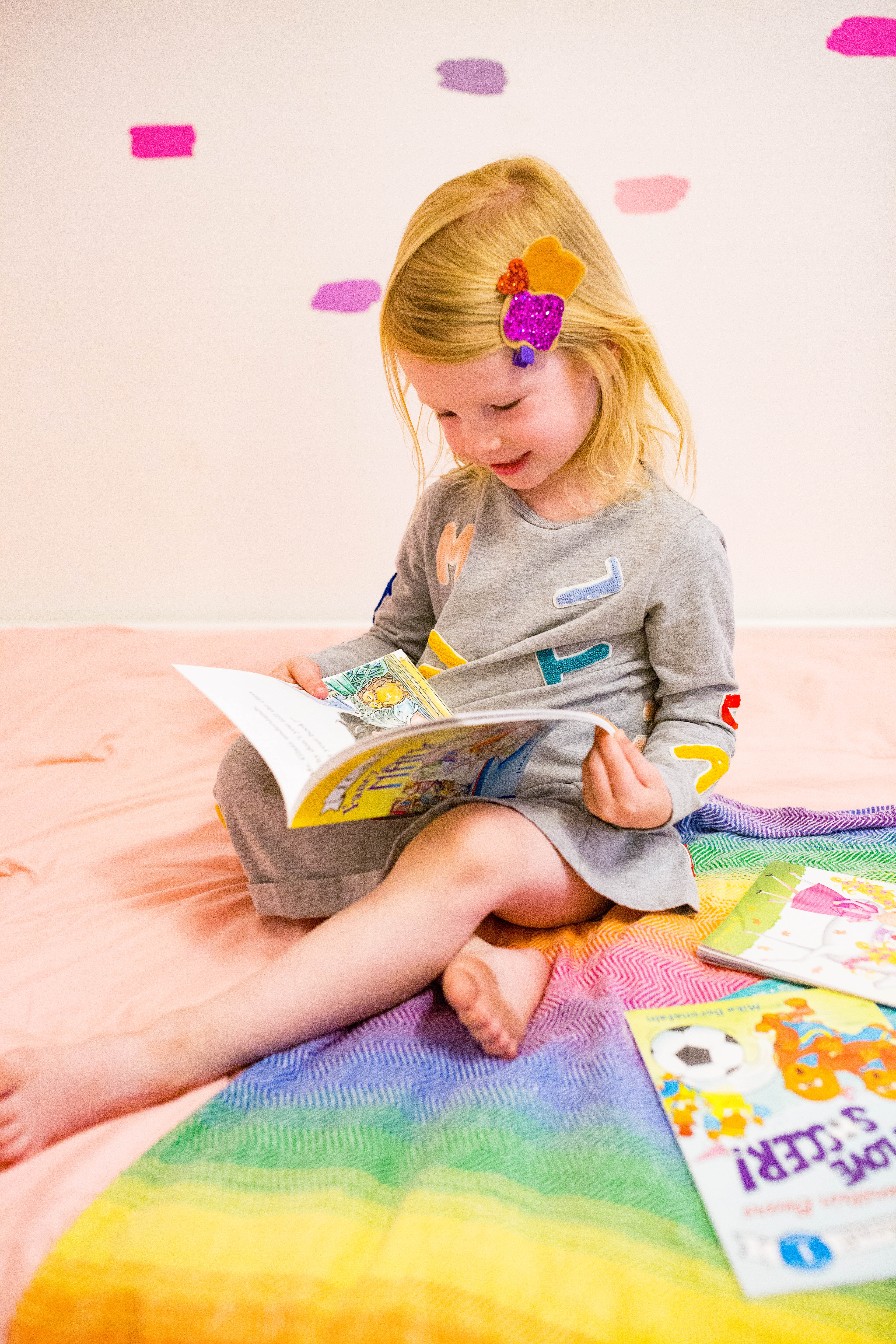Looking for read aloud tips for busy parents? These 5 tips will help you fit read aloud sessions into your schedule with ease!