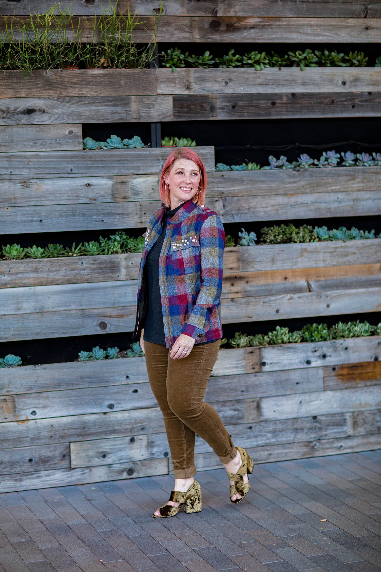 Looking for the perfect plaid jacket for fall? This one from Cabi Clothing is SUPER versatile and isn't it adorable?!?