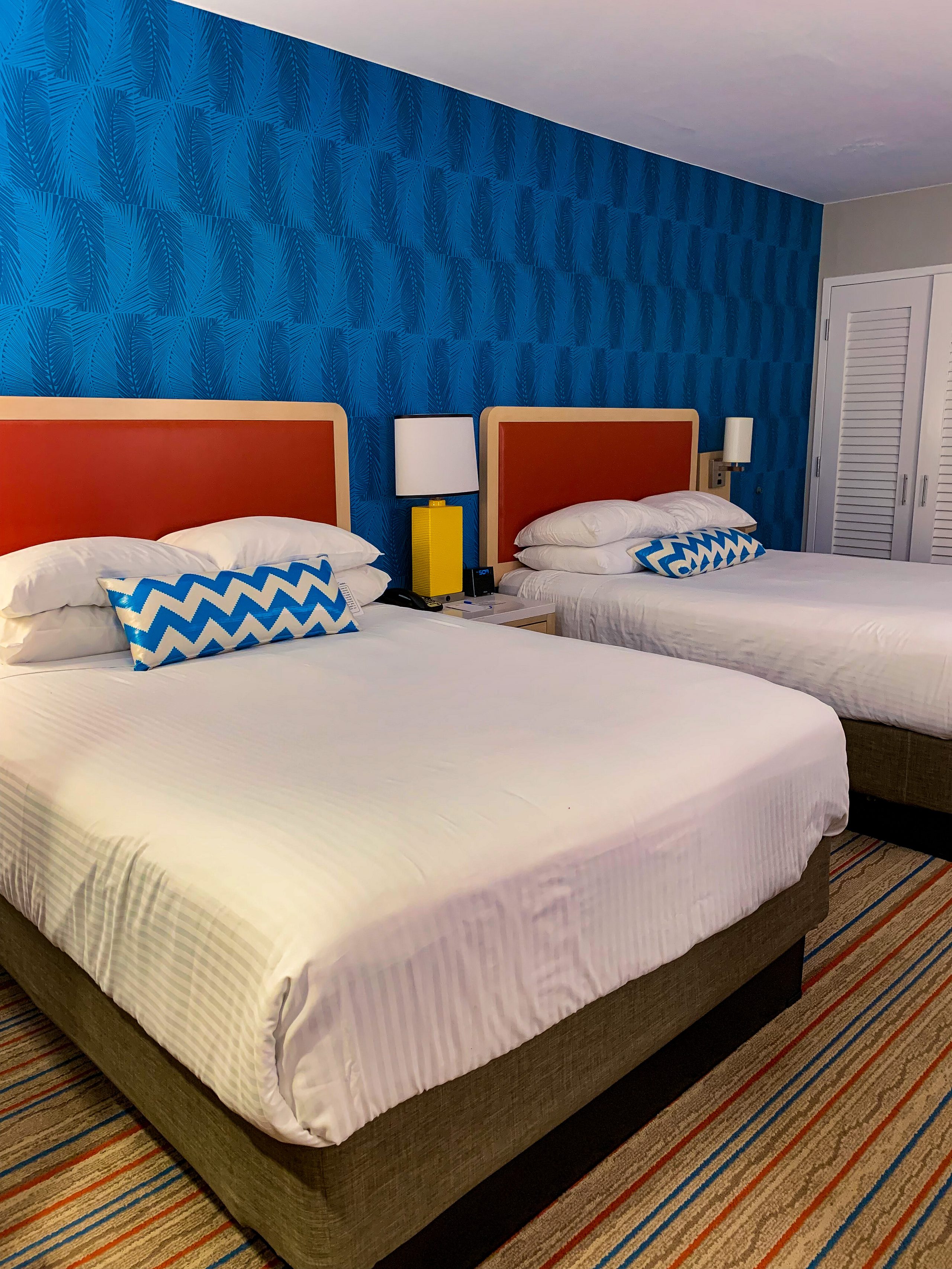 Looking for hotels around Disneyland? The Howard Johnson Anaheim is a GREAT family hotel option! Save this full family review for details!