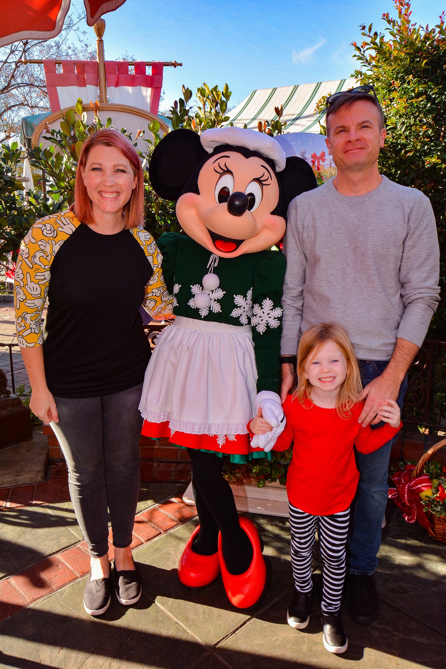 Disneyland Character Dining: This article shares everything you need to know about Minnie and Friends - Breakfast in the Park. From prices to timing to food items, it's all in this article.....a must read for Disneyland trip planning!