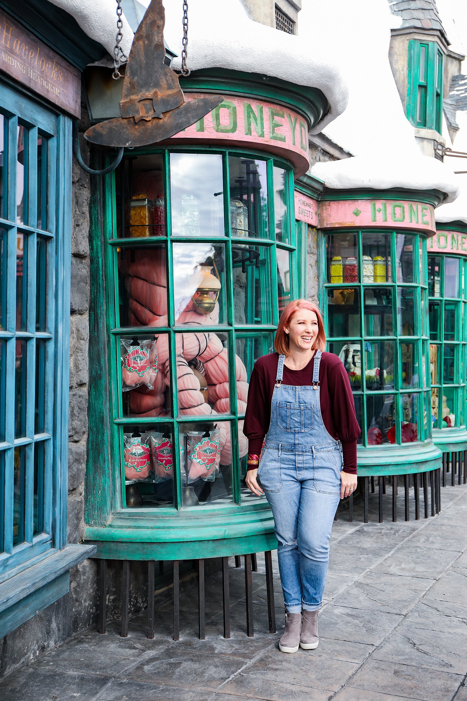 From Honeydukes to Hargrid's Hut, this is the ULTIMATE guide to taking pictures inside the Wizarding World of Harry Potter! Save it for your next trip to Harry Potter Land California!