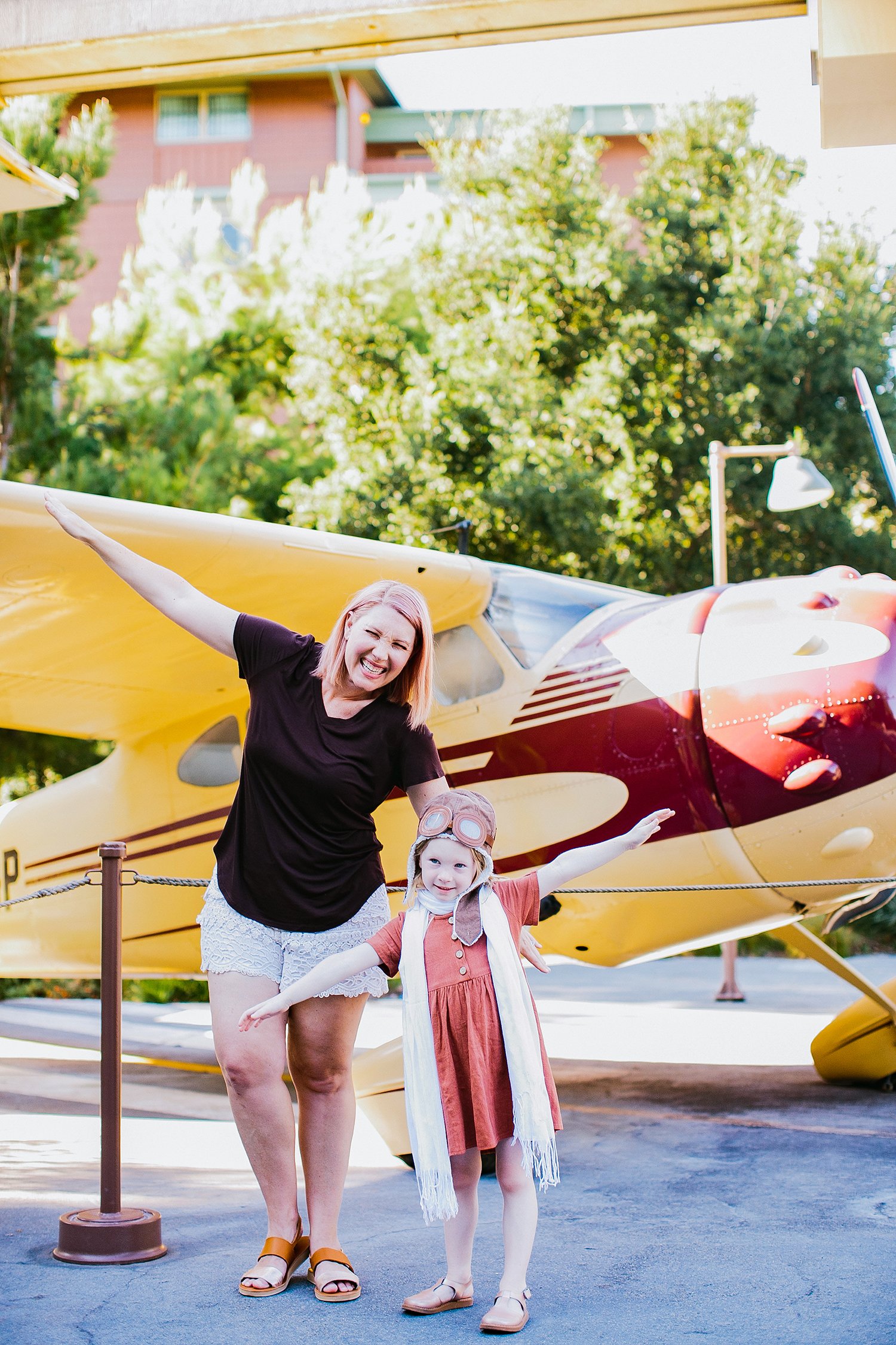 Looking for fun Mother Daughter Halloween Costumes? Try this no sew Amelia Earhart costume!