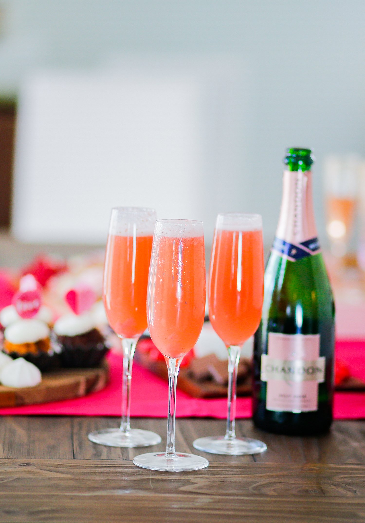 Pink Cocktails: This strawberry bellini recipe is PERFECT for Valentine's Day!