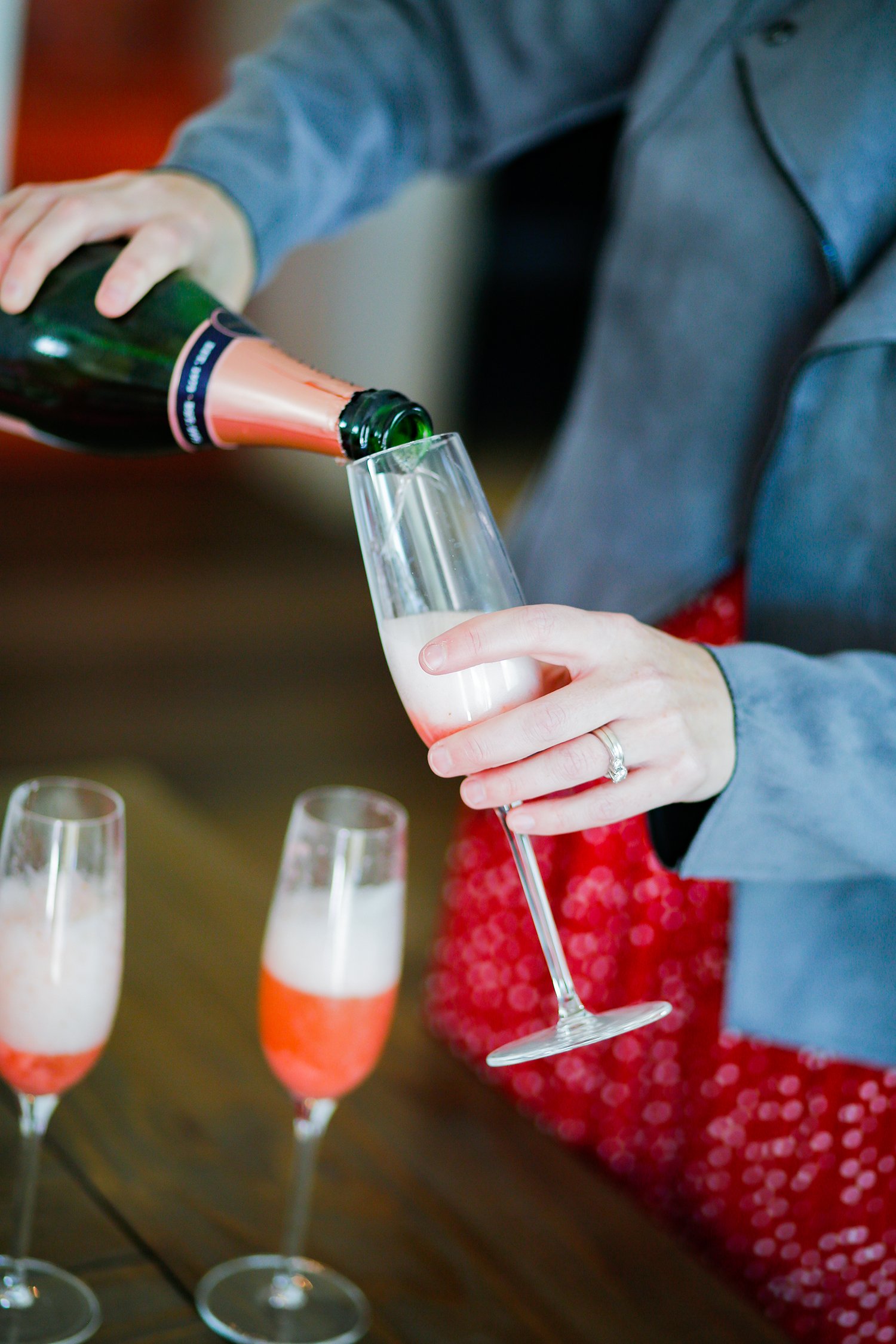 Pink Cocktails: This strawberry bellini recipe is PERFECT for Valentine's Day!