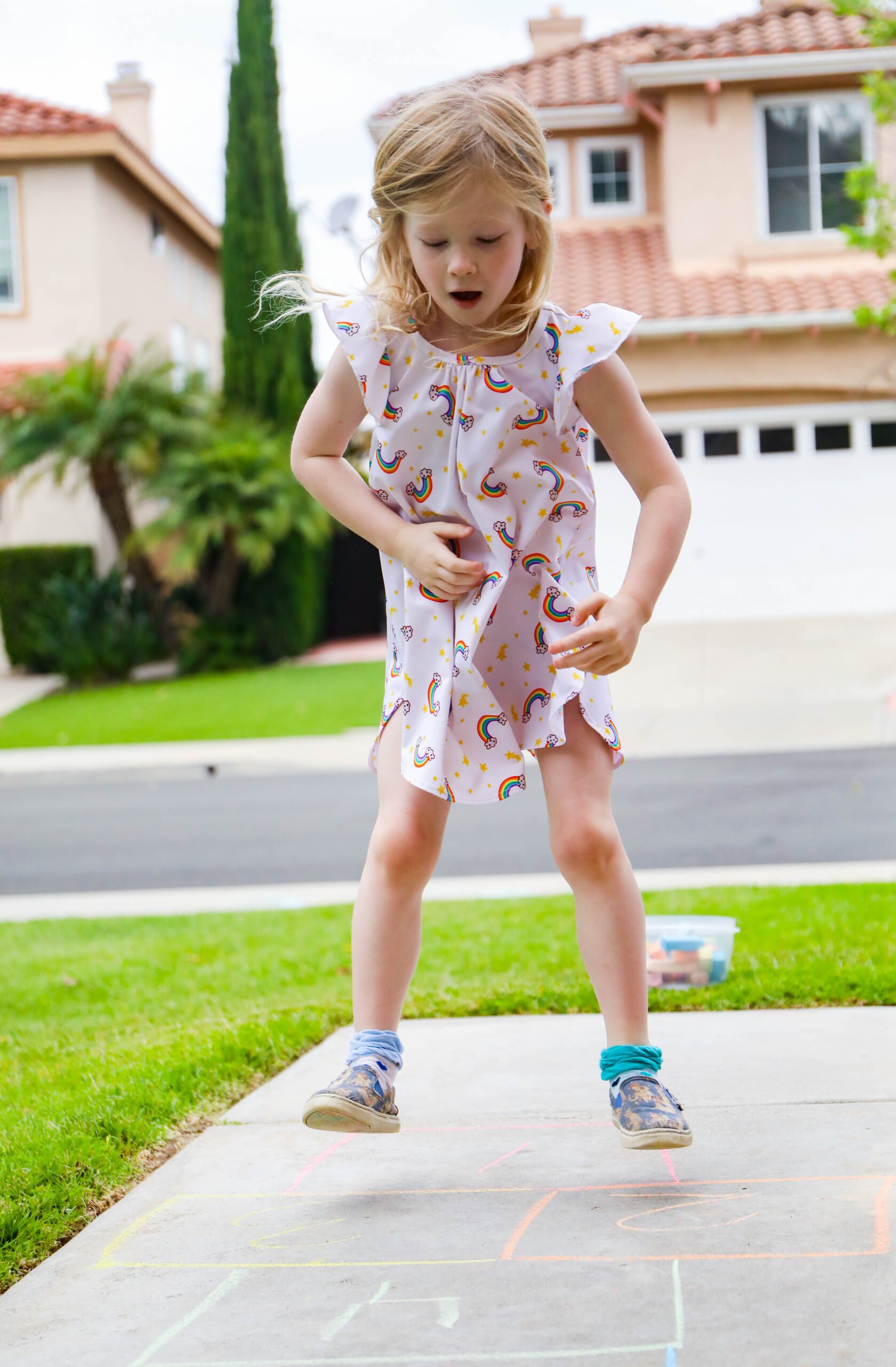 From hopscotch to life sized number lines, these are some great sidewalk chalk ideas!