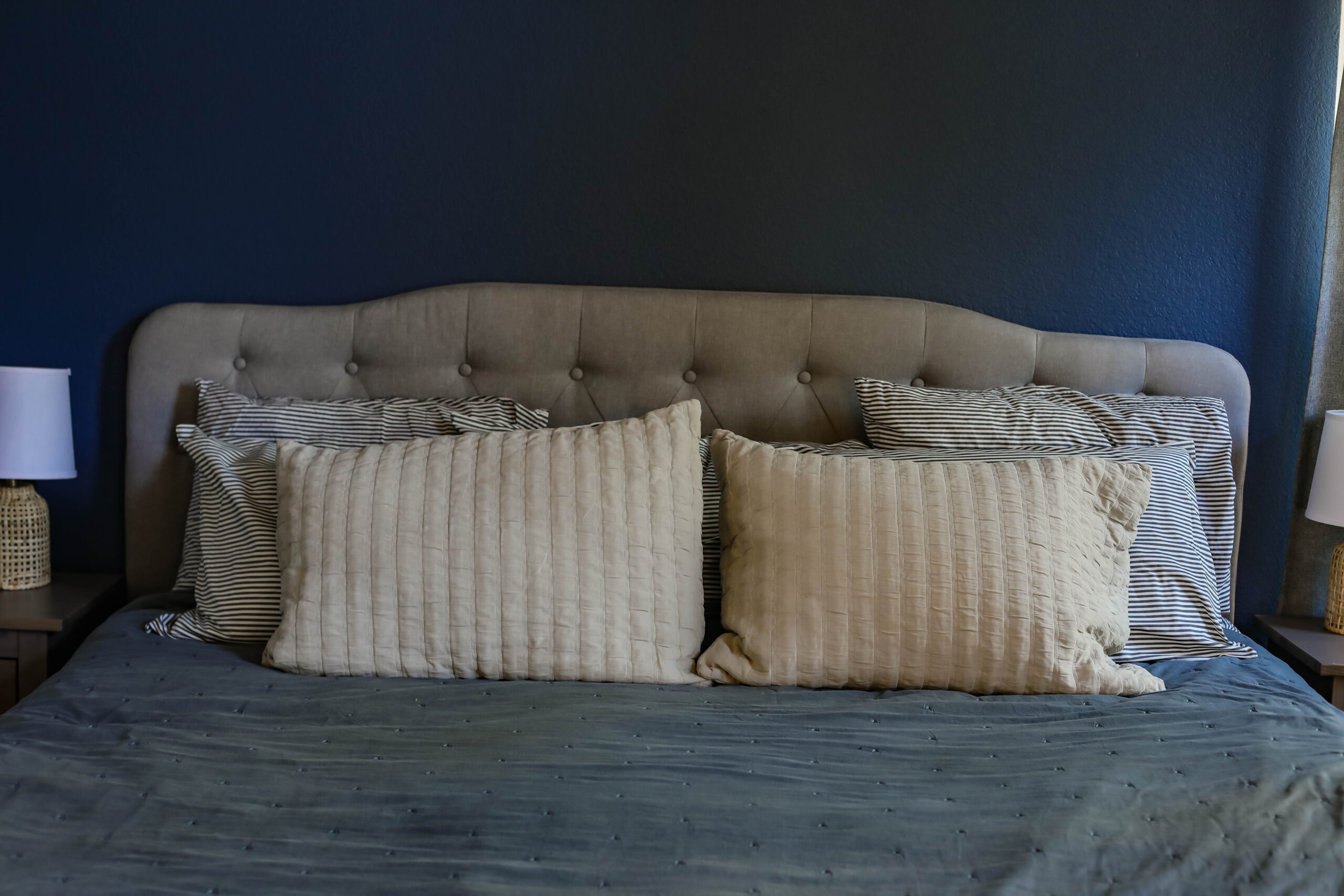 Looking for striped bedding? This navy blue seersucker bedding is PERFECT!