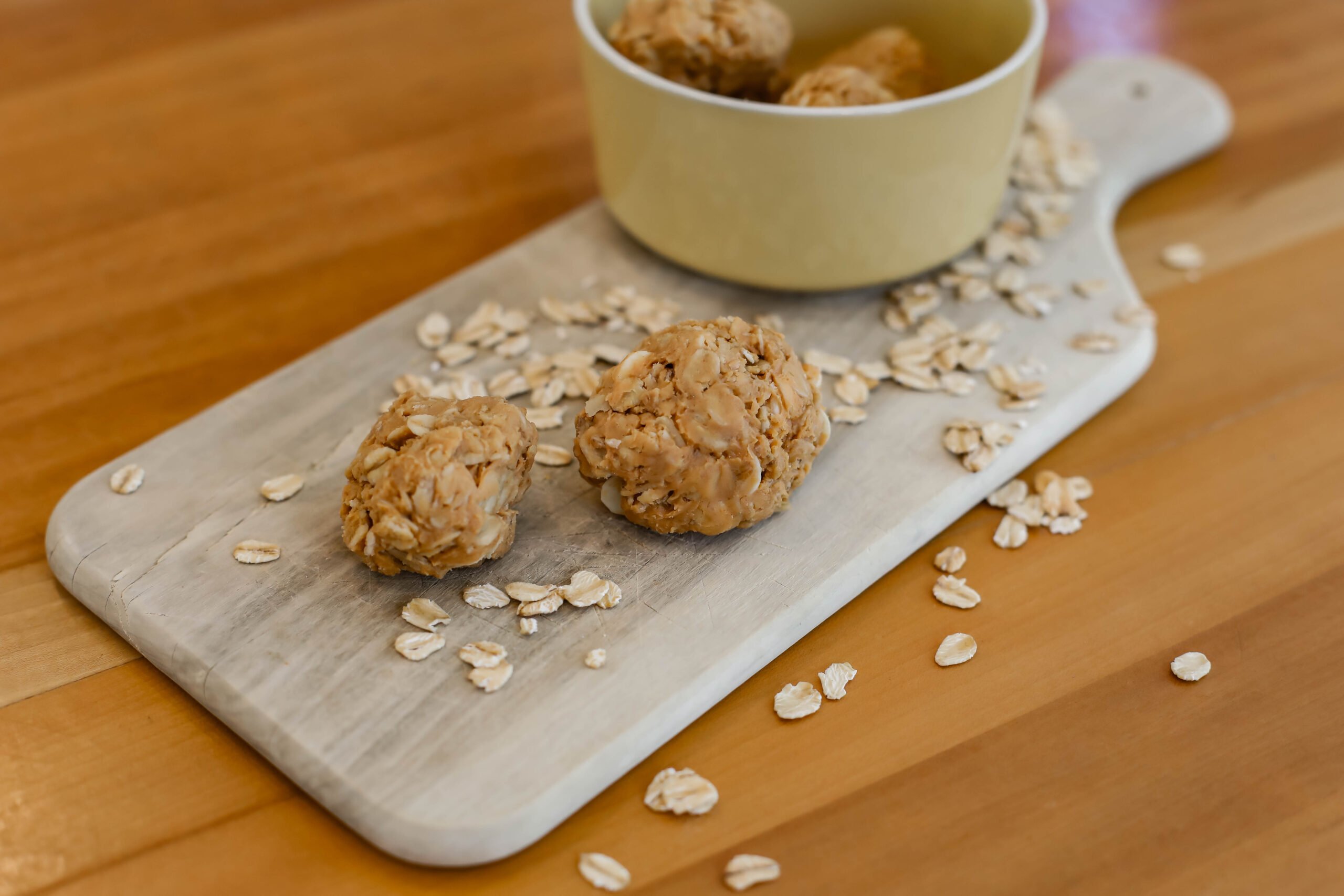 Looking for an easy recipe to make with your kids? Peanut Butter Protein Balls are delish, and a ton of fun to make!