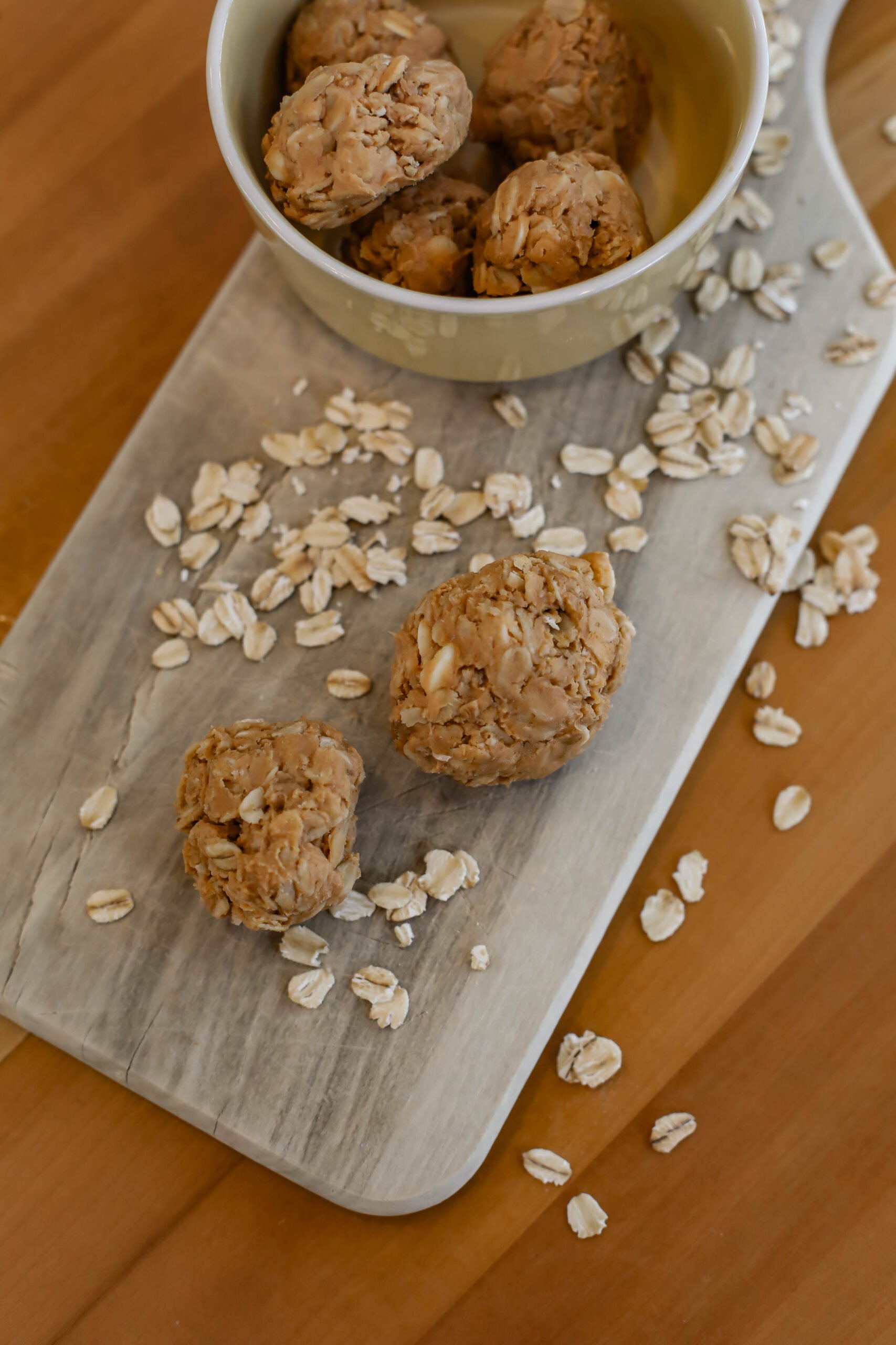 Looking for an easy recipe to make with your kids? Peanut Butter Protein Balls are delish, and a ton of fun to make!