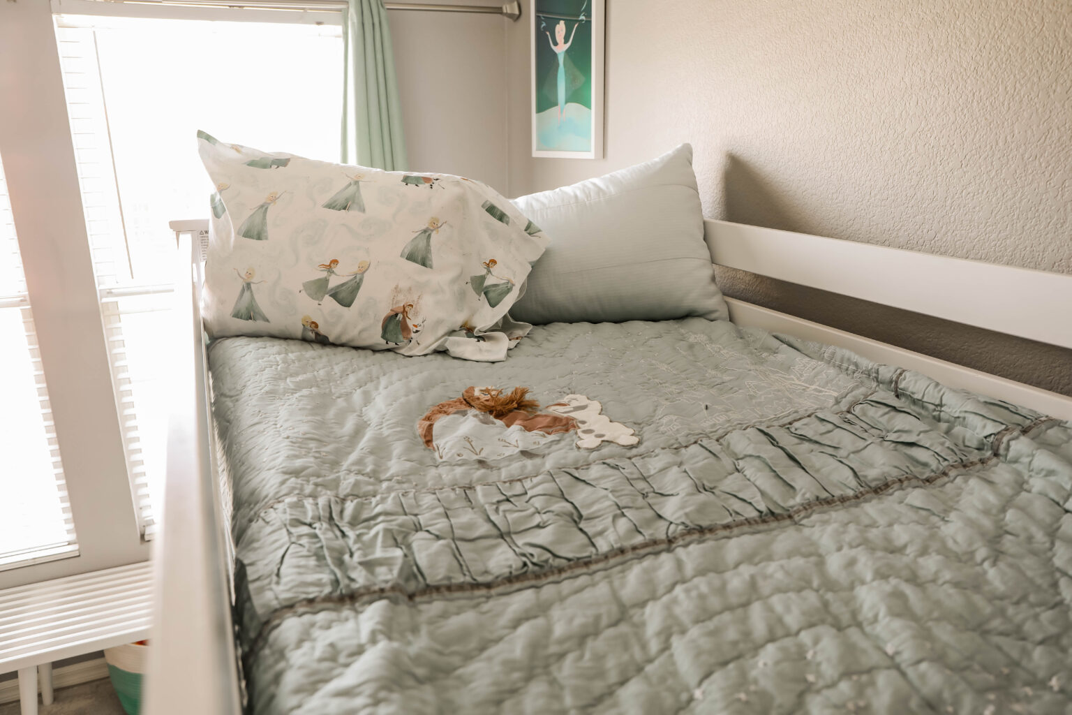 Frozen Bedroom Ideas - Lipgloss and Crayons